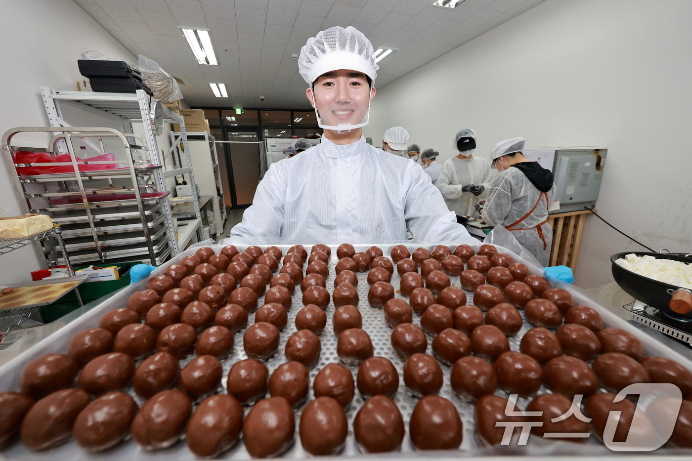 (김포=뉴스1) 이호윤 기자 = 이윤민 아워포지티비티 대표가 15일 경기 김포시 구래동 몬트쿠키 두바이쫀득쿠키(두쫀쿠)제작실에서 두바이쫀득쿠키를 들어보이고 있다. 두바이쫀득쿠키는 …