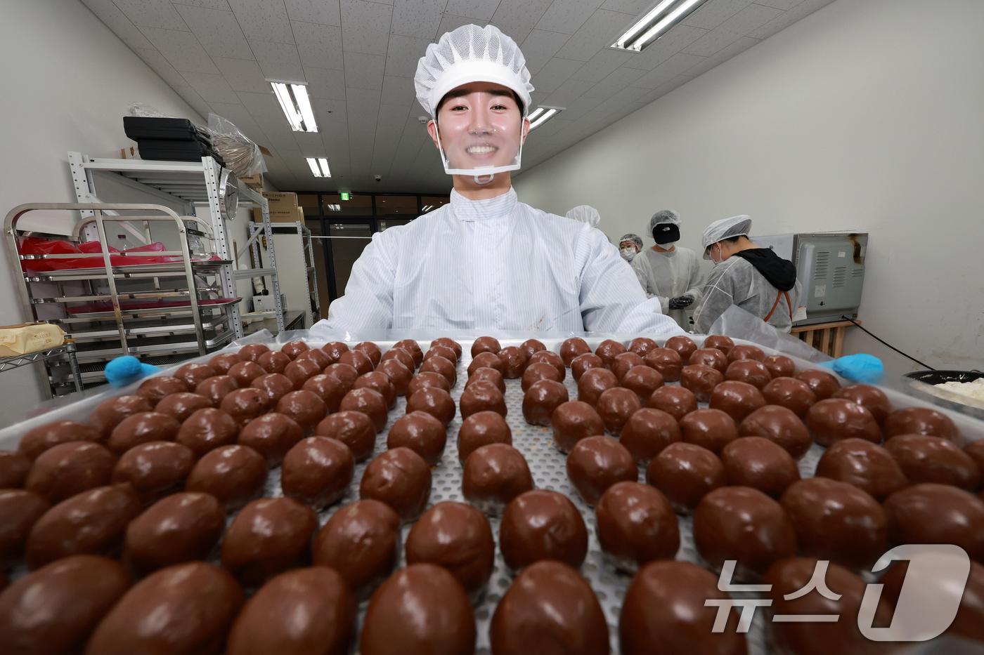 (김포=뉴스1) 이호윤 기자 = 이윤민 아워포지티비티 대표가 15일 경기 김포시 구래동 몬트쿠키 두바이쫀득쿠키(두쫀쿠)제작실에서 두바이쫀득쿠키를 들어보이고 있다. 두바이쫀득쿠키는 …