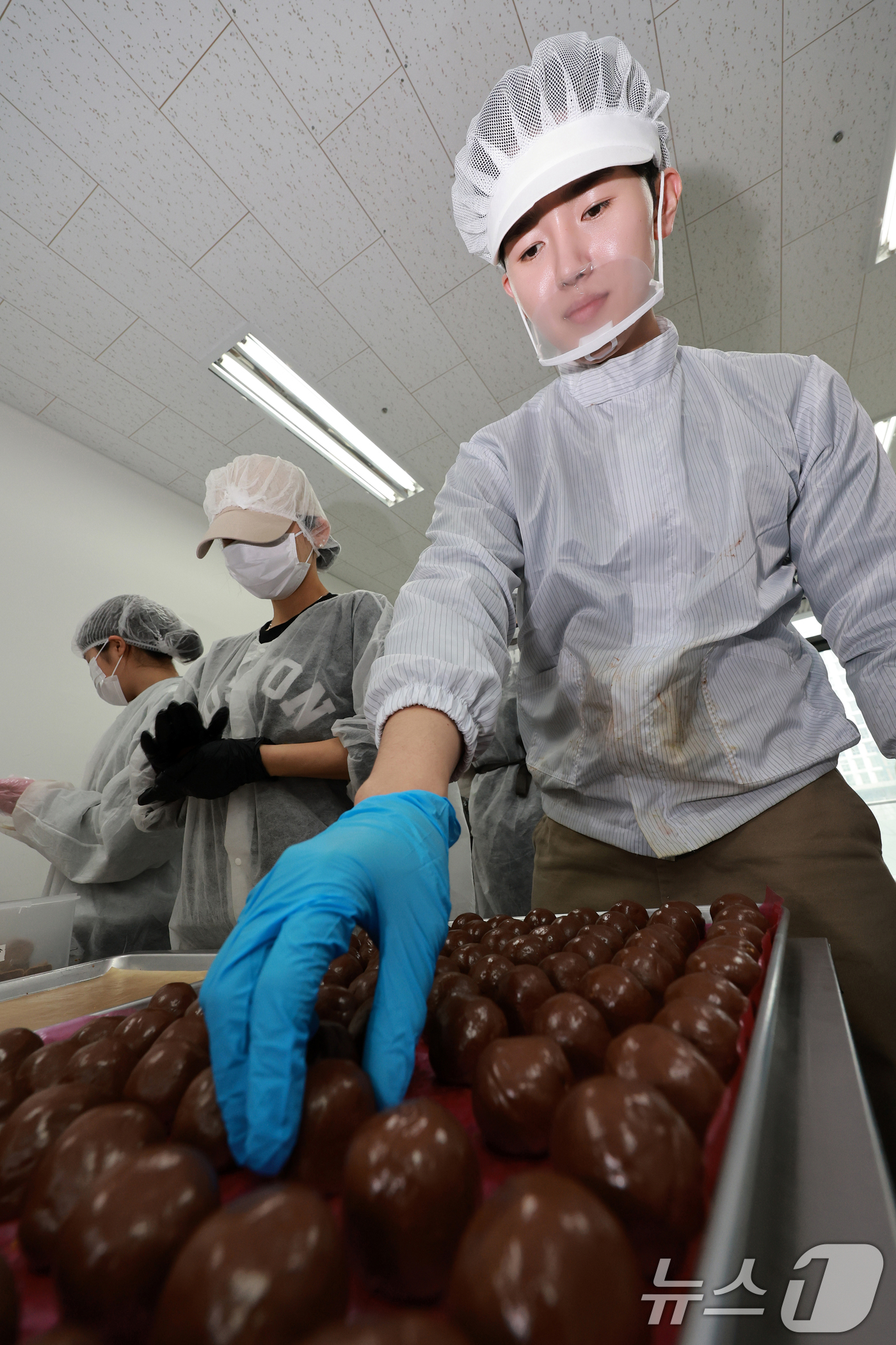 (김포=뉴스1) 이호윤 기자 = 이윤민 아워포지티비티 대표가 15일 경기 김포시 구래동 몬트쿠키 두바이쫀득쿠키(두쫀쿠)제작실에서 두바이쫀득쿠키를 만들고 있다. 두바이쫀득쿠키는 이윤 …