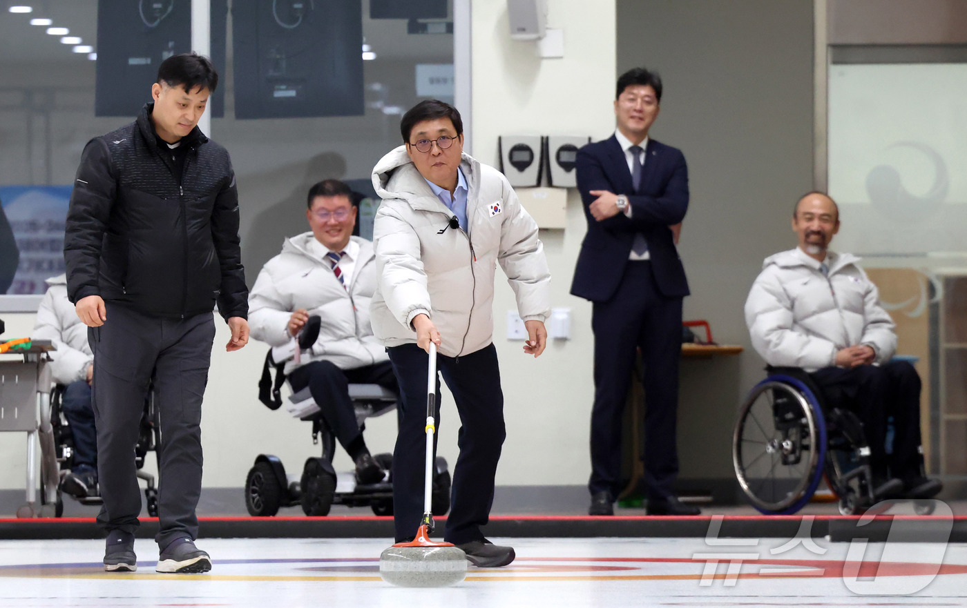 (서울=뉴스1) = 최휘영 문화체육관광부 장관이 15일 경기도 이천선수촌에서 열린 장애인 국가대표 훈련개시식에서 컬링 체험을 하고 있다. (문화체육관광부 제공. 재판매 및 DB 금 …