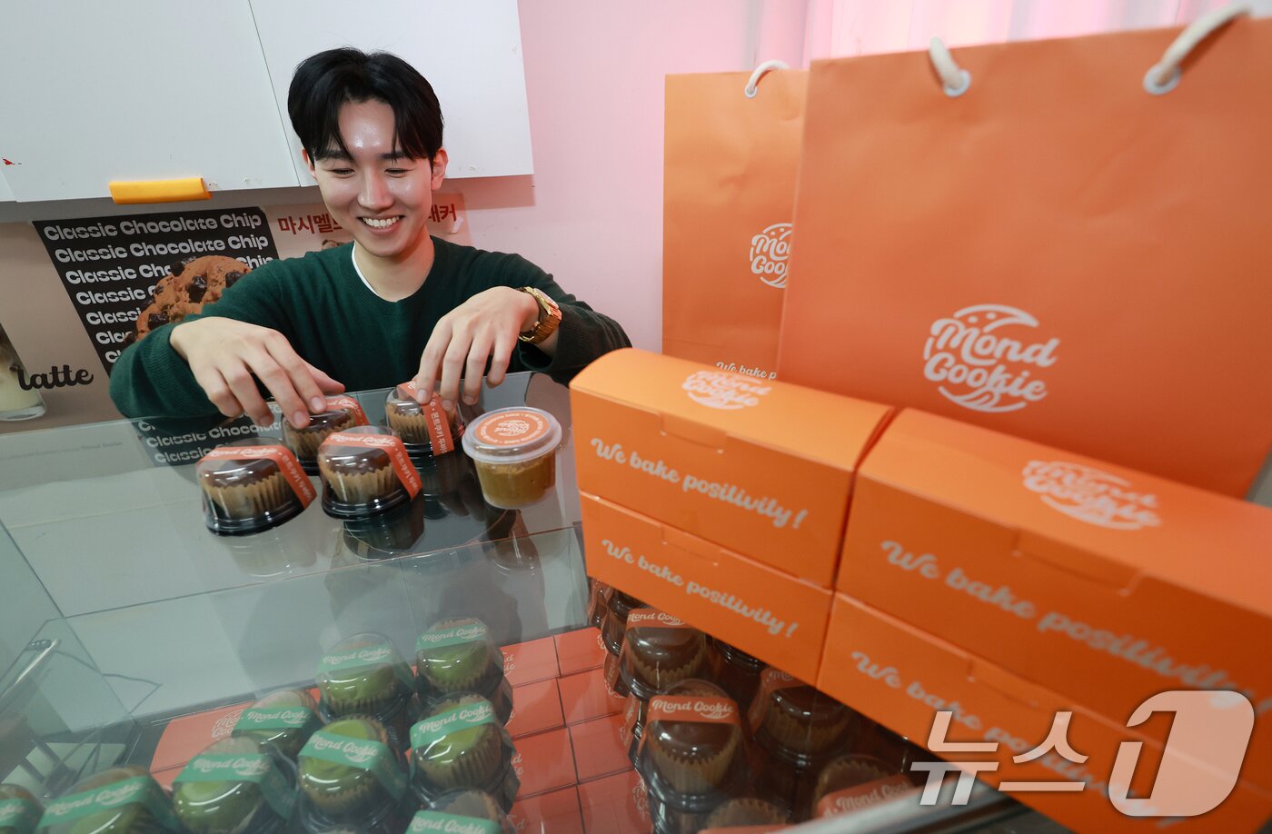 본문 이미지 - 이윤민 아워포지티비티 대표가 15일 경기 김포시 구래동 몬트쿠키에서 두바이쫀득쿠키(두쫀쿠)를 정리하고 있다.2026.1.15/뉴스1 ⓒ News1 이호윤 기자