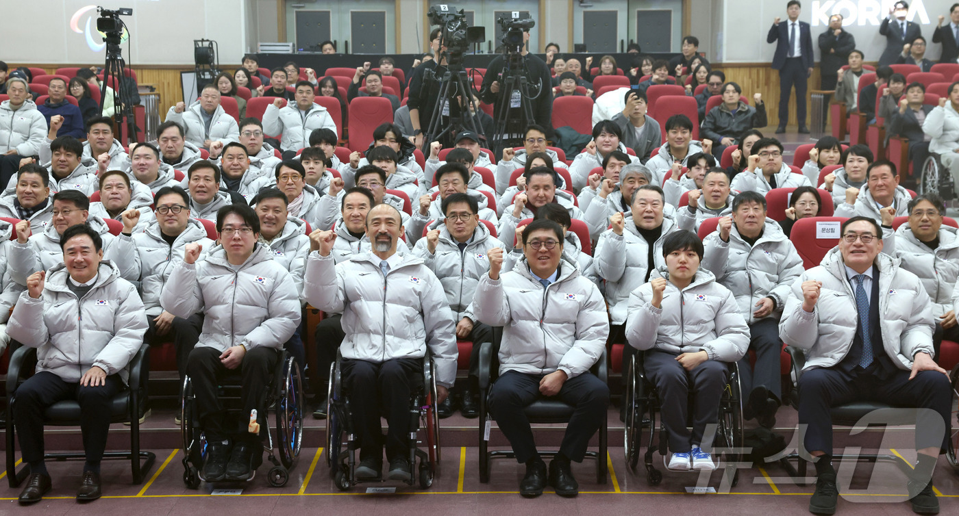 (서울=뉴스1) = 최휘영 문화체육관광부 장관이 15일 경기도 이천선수촌에서 열린 장애인 국가대표 훈련개시식에서 선수단의 선전을 다짐하며 파이팅을 외치고 있다. (문화체육관광부 제 …