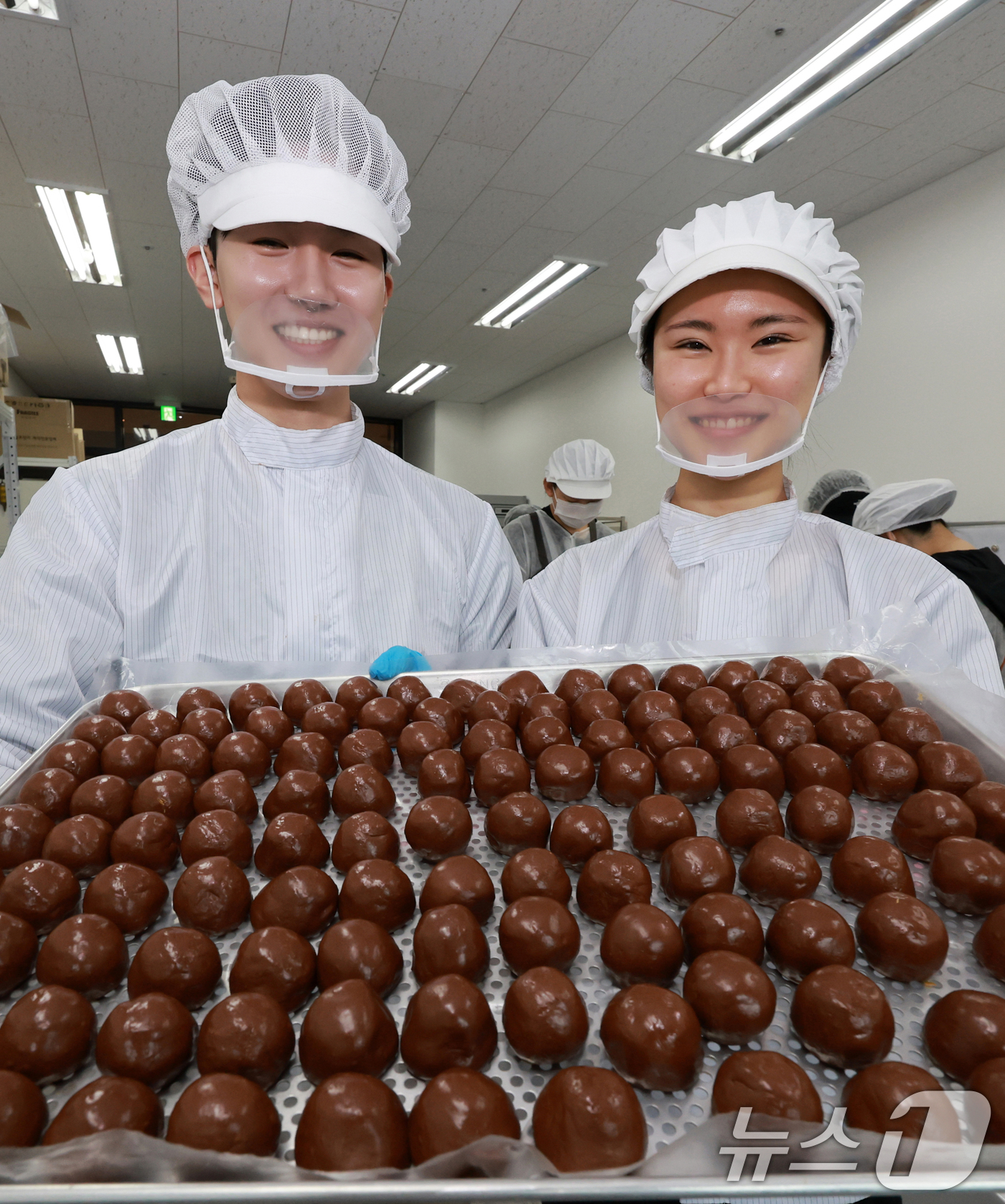 (김포=뉴스1) 이호윤 기자 = 이윤민 아워포지티비티 대표와 김나리 제과장이 15일 경기 김포시 구래동 몬트쿠키 두바이쫀득쿠키(두쫀쿠)제작실에서 두바이쫀득쿠키를 들어보이고 있다.두 …