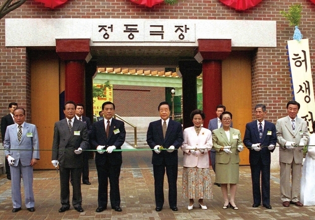 "관객과 함께한 30년의 기록"…국립정동극장 '정동, 만개' 발간