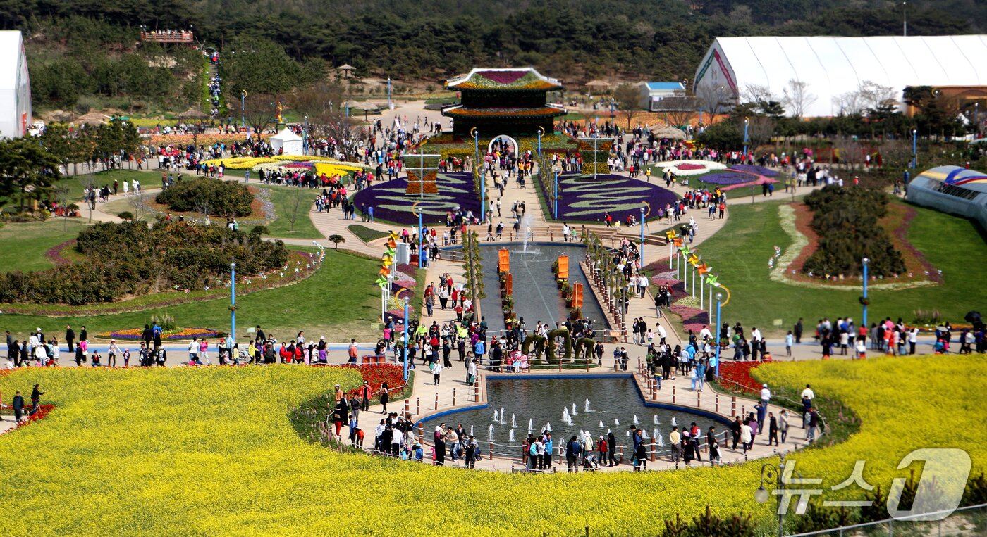 본문 이미지 - 2009년 4월 24일부터 5월 20일까지 충남 태안군 안면도 꽃지해안공원 일원에서 개최한 2009안면도국제꽃박람회 전시 모습(박람회 사무국 제공. 재판매 및 DB금지)2026.1.15/뉴스1