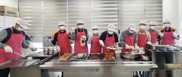 삼척블루파워-협력사 '블루패밀리봉사단' 노인복지관서 배식 봉사