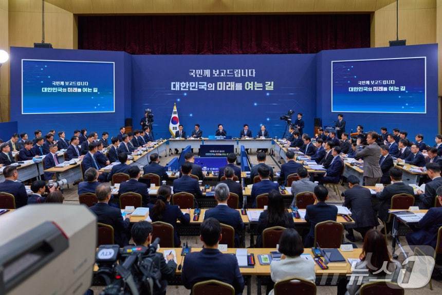 본문 이미지 - 이재명 대통령이 지난해 12월 11일 세종시 정부세종컨벤션센터에서 열린 기획재정부(국세청·관세청·조달청)-국가데이터처 업무보고(2026년 대도약하는 경제, 신뢰받는 데이터)에서 발언하고 있다. (대통령실 제공. 재판매 및 DB 금지) ⓒ News1