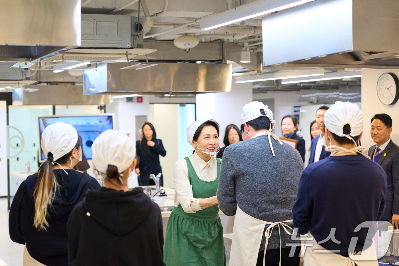 (서울=뉴스1) 이재명 기자 = 김혜경 여사가 15일 서울 종로구 한식문화공간 ‘이음’에서 열린 자립준비청년 응원 행사에서 참석자들과 인사를 나누고 있다. (청와대 제공. 재판매 …