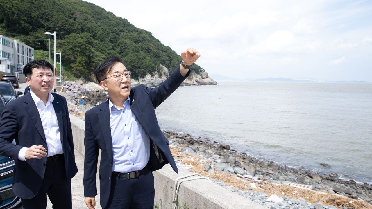 본문 이미지 - 김윤덕 국토교통부 장관(오른쪽)과 이윤상 가덕도신공항건설공단 이사장이 부산 강서구 가덕신공항 부지를 둘러보고 있다(국토교통부 제공).뉴스1 ⓒ News1