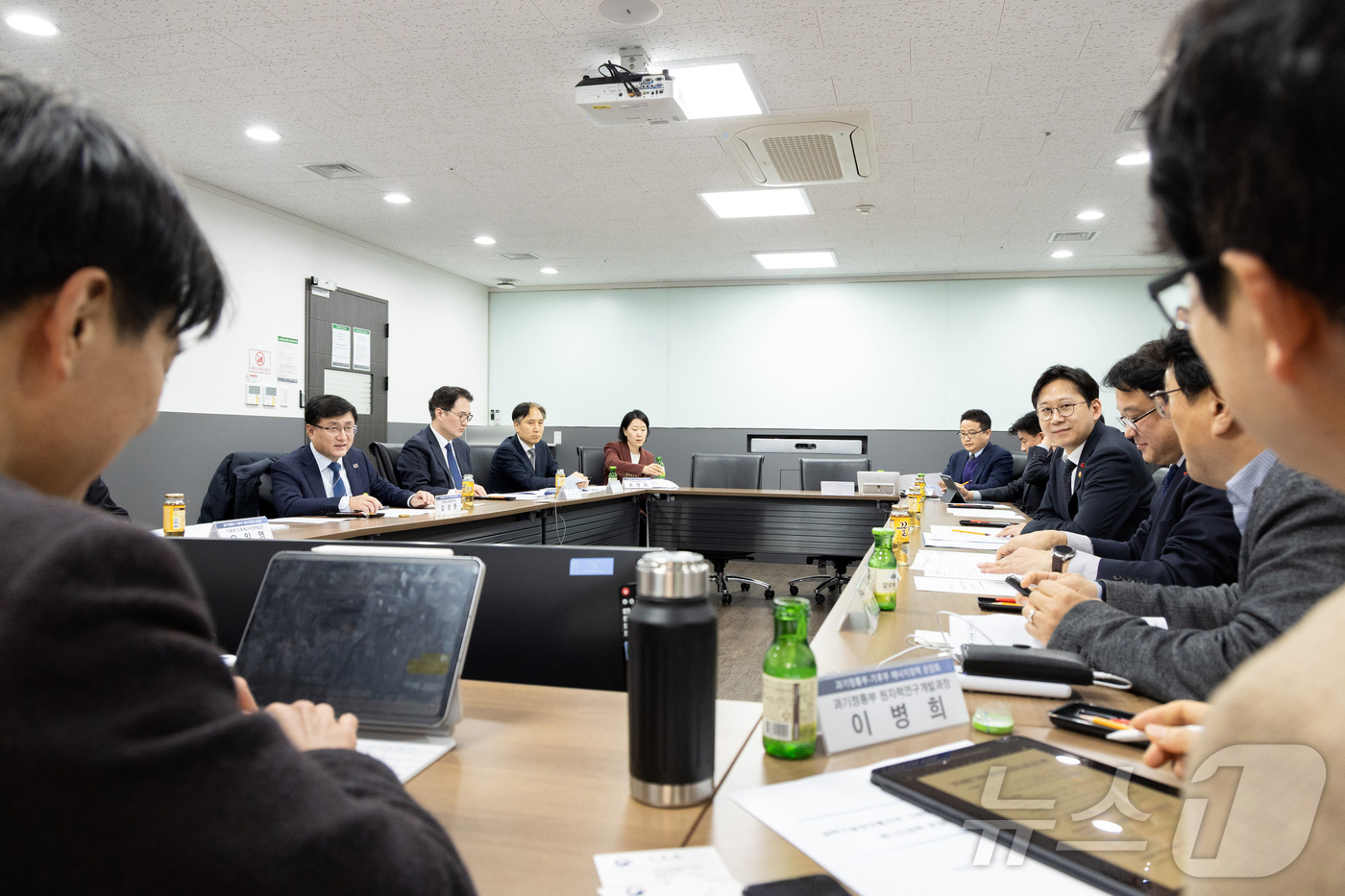 (서울=뉴스1) = 배경훈 부총리 겸 과학기술정보통신부 장관과 김성환 기후에너지환경부장관이 15일 서울 종로구 정부서울청사에서 열린 기후위기 대응 및 에너지전환 부문 기술개발 협력 …