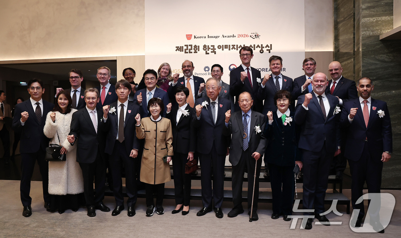 (서울=뉴스1) 김성진 기자 = 15일 서울 강남구 웨스틴 서울 파르나스에서 열린 제22회 한국이미지상 시상식에서 류진 한국경제인협회 회장, 최정화 한국이미지커뮤니케이션연구원 이사 …