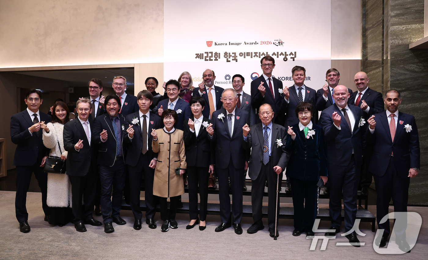 (서울=뉴스1) 김성진 기자 = 15일 서울 강남구 웨스틴 서울 파르나스에서 열린 제22회 한국 이미지상 시상식에서 류진 한국경제인협회 회장, 최정화 한국이미지커뮤니케이션연구원 이 …