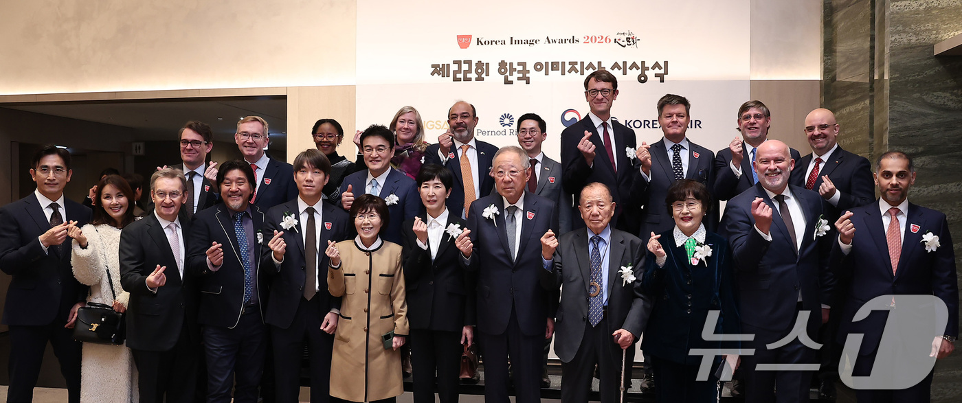 (서울=뉴스1) 김성진 기자 = 15일 서울 강남구 웨스틴 서울 파르나스에서 열린 제22회 한국이미지상 시상식에서 류진 한국경제인협회 회장, 최정화 한국이미지커뮤니케이션연구원 이사 …