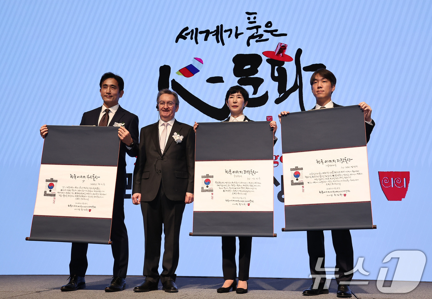 (서울=뉴스1) 김성진 기자 = 15일 서울 강남구 웨스틴 서울 파르나스에서 열린 제22회 한국이미지상 시상식에서 부싯돌상을 수상한 차인표 작가(맨 왼쪽), 조약돌상을 수상한 김정 …