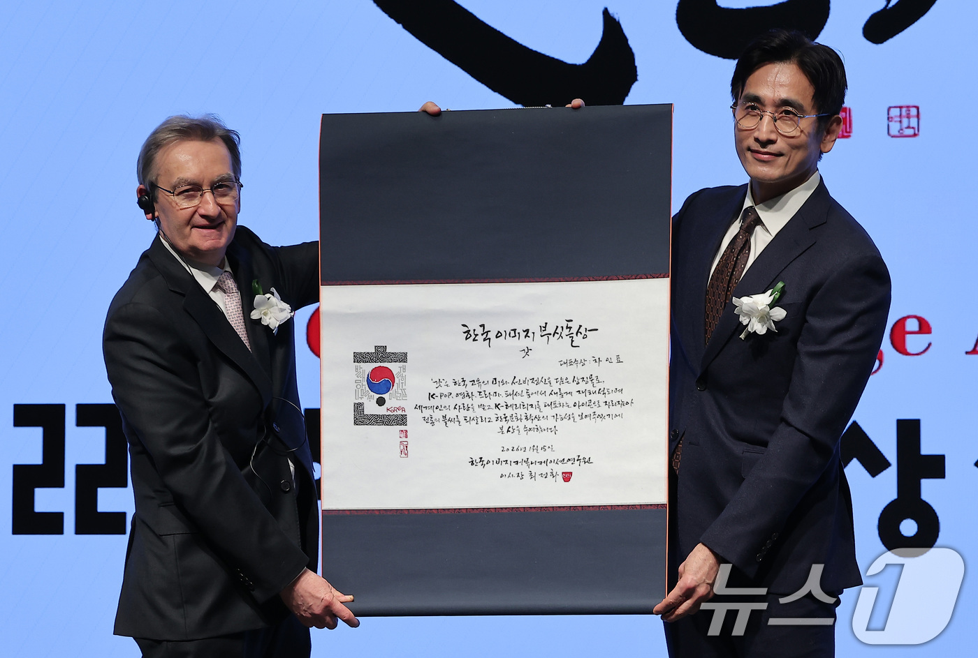 (서울=뉴스1) 김성진 기자 = 차인표 작가가 15일 서울 강남구 웨스틴 서울 파르나스에서 열린 제22회 한국이미지상 시상식에서 부싯돌상을 수상하고 있다. 2026.1.15/뉴스1 …