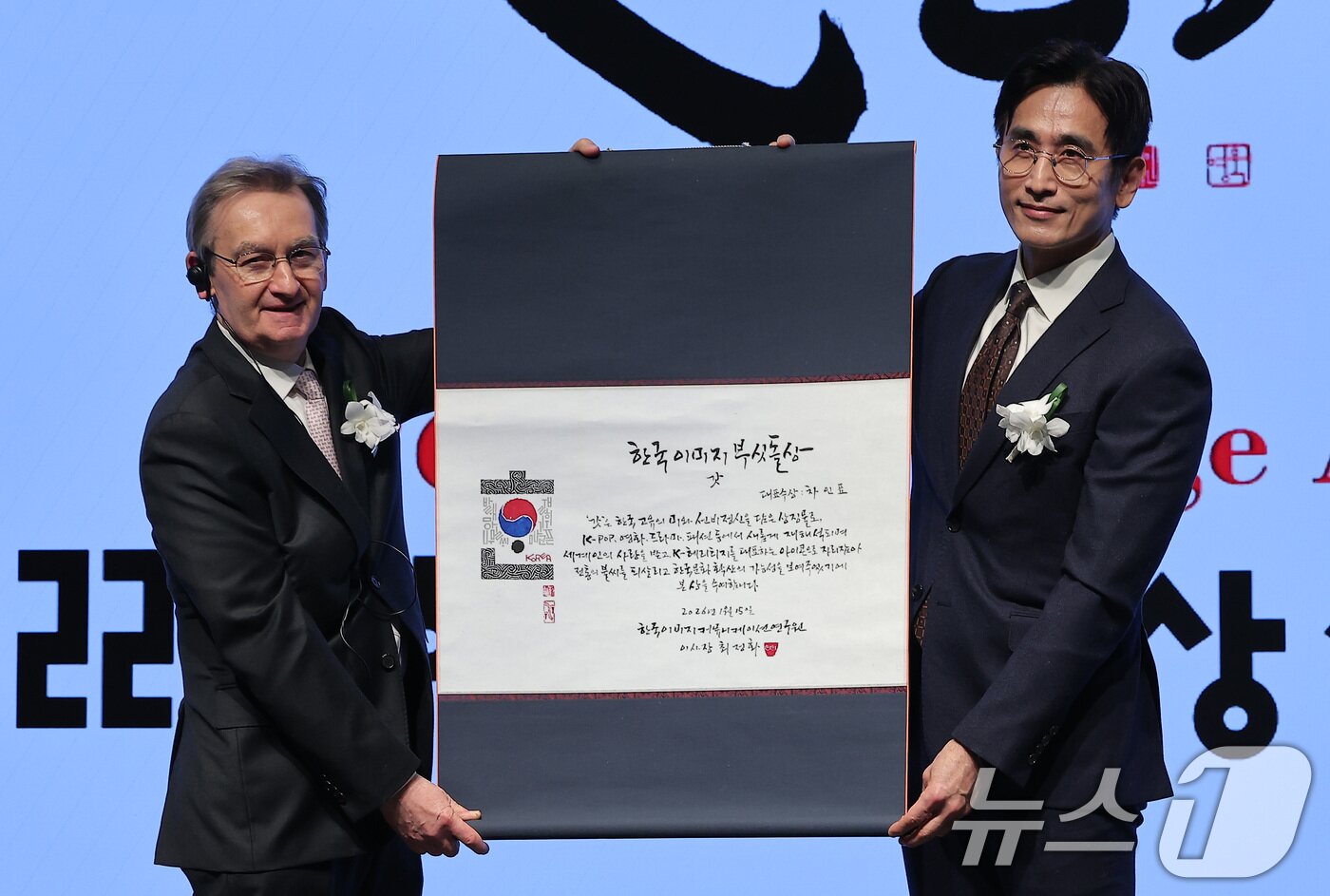 본문 이미지 - 차인표 작가가 15일 서울 강남구 웨스틴 서울 파르나스에서 열린 제22회 한국이미지상 시상식에서 부싯돌상을 수상하고 있다. ⓒ News1 김성진 기자