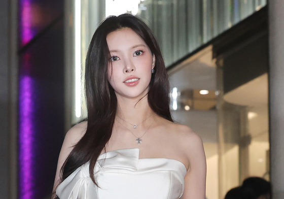 아일릿 윤아, 글릿 생일 축하 속 청담동 나들이