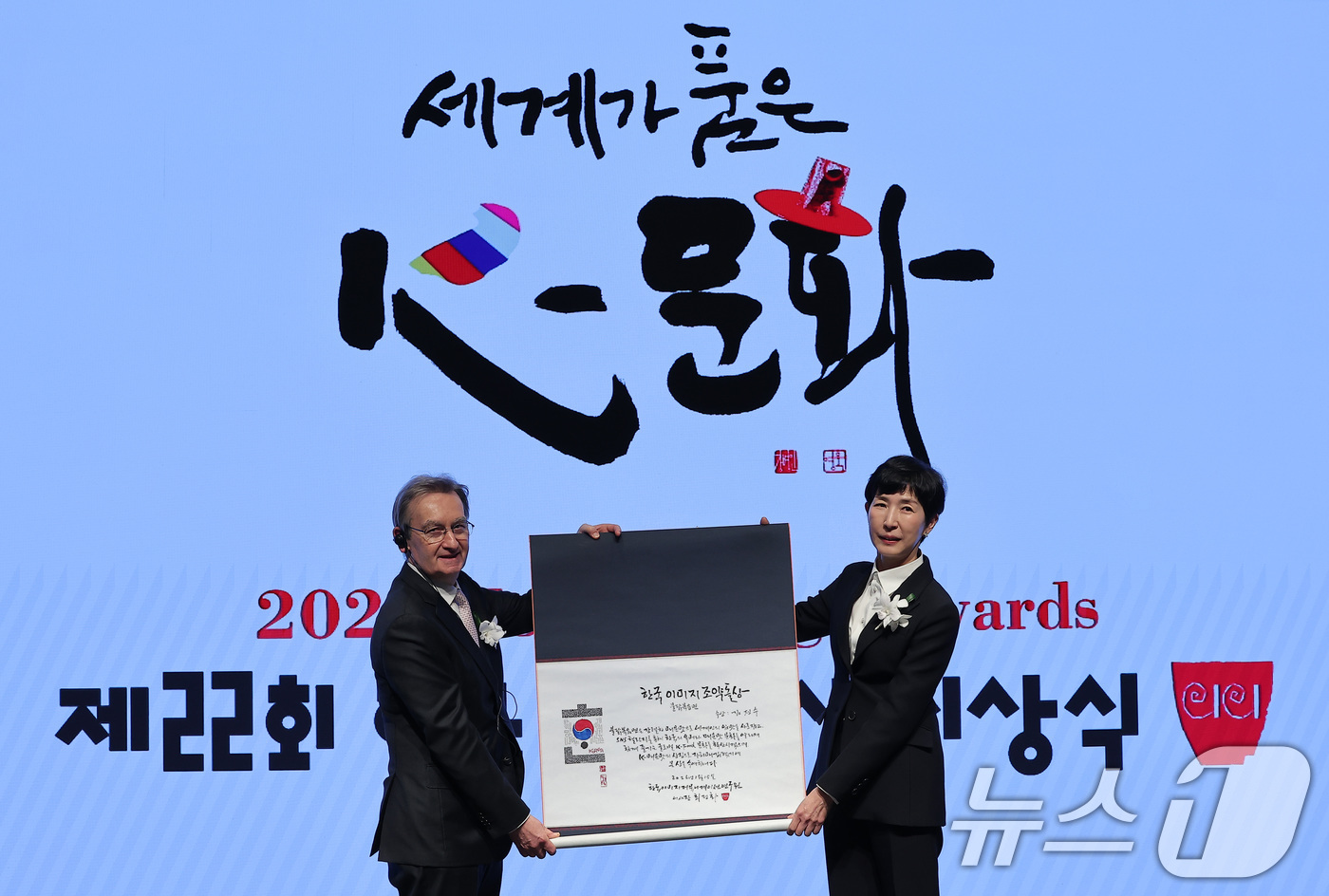 (서울=뉴스1) 김성진 기자 = 김정수 삼양식품 부회장이 15일 서울 강남구 웨스틴 서울 파르나스에서 열린 제22회 한국이미지상 시상식에서 조약돌상을 수상하고 있다. 2026.1. …