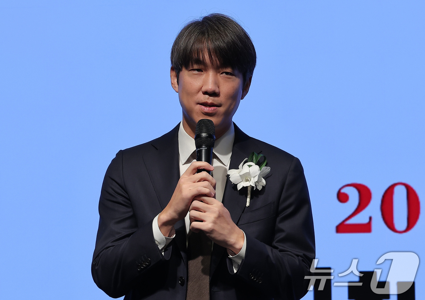 (서울=뉴스1) 김성진 기자 = 정경인 더블랙레이블 대표가 15일 서울 강남구 웨스틴 서울 파르나스에서 열린 제22회 한국이미지상 시상식에서 디딤돌상을 수상한 후 소감을 전하고 있 …