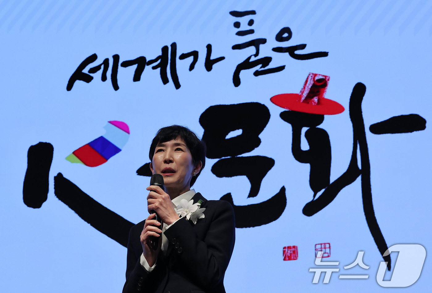 (서울=뉴스1) 김성진 기자 = 김정수 삼양식품 부회장이 15일 서울 강남구 웨스틴 서울 파르나스에서 열린 제22회 한국이미지상 시상식에서 조약돌상을 수상한 후 소감을 전하고 있다 …