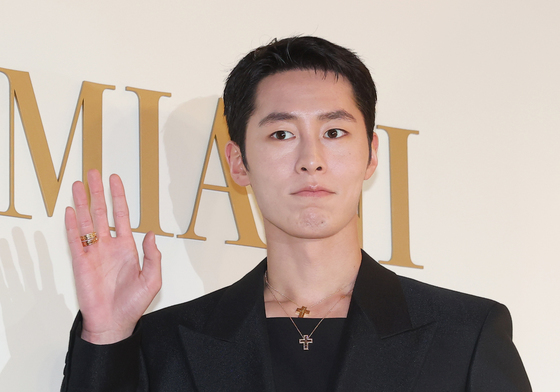 이재욱, 빛나는 손 인사