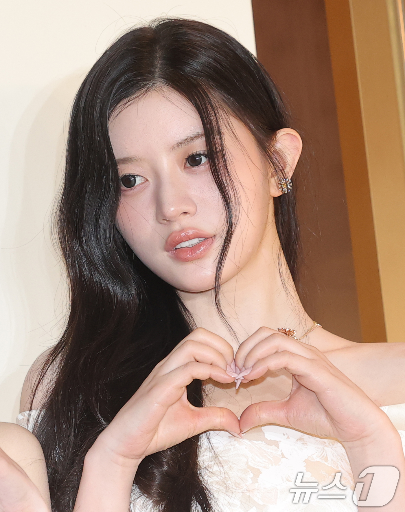 (서울=뉴스1) 권현진 기자 = 아일릿 민주가 15일 서울 강남구 청담동 다미아니(Damiani) 플래그십 스토어에서 열린 ‘까사 다미아니 청담(Casa Damiani Cheong …