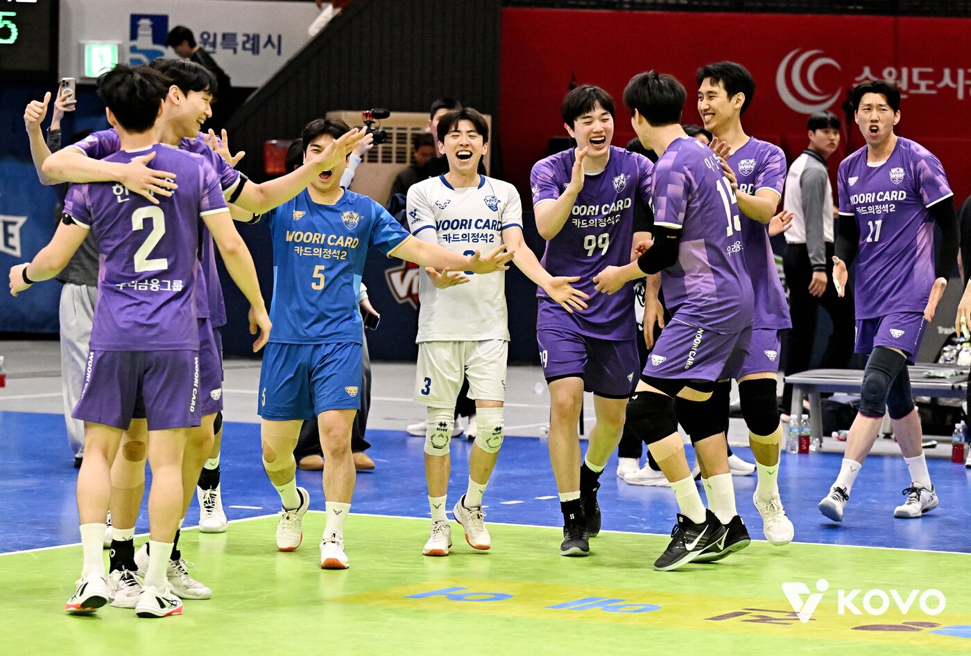 본문 이미지 - 우리카드가 한국전력 원정에서 3-2로 이겼다.(KOVO제공) 