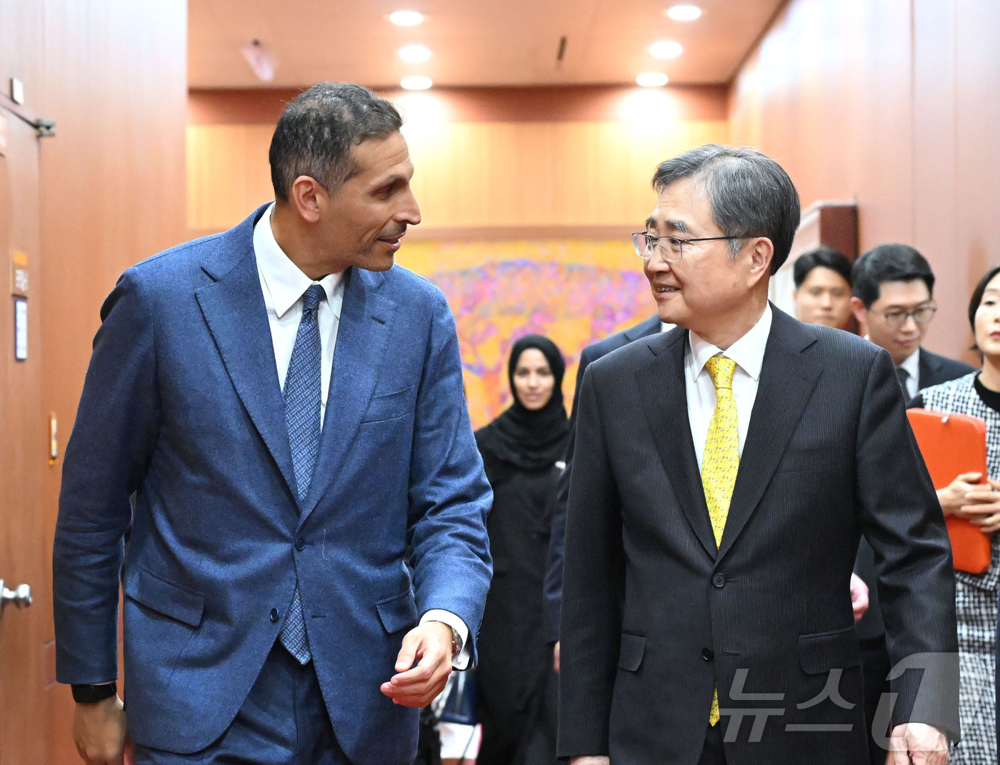 (서울=뉴스1) = 조현 외교부 장관이 15일 서울 종로구 외교부 청사에서 칼둔 칼리파 알-무바락 아랍에미리트연합국(UAE) 행정청장을 접견하고 있다.(외교부 제공. 재판매 및 D …