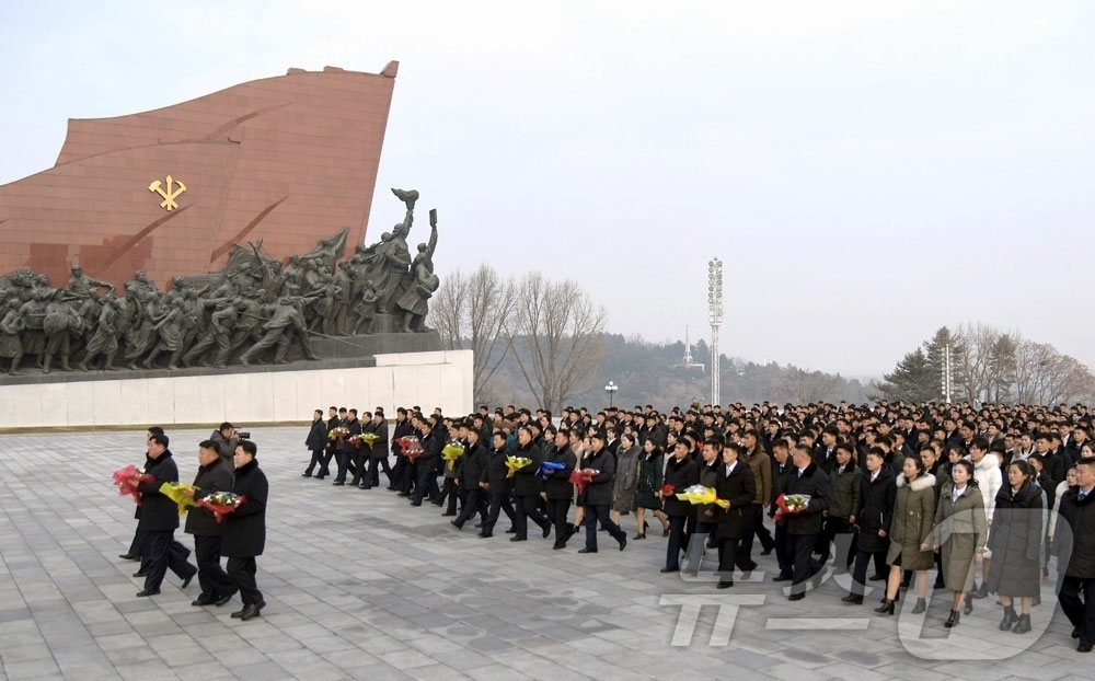 (평양 노동신문=뉴스1) = 북한 노동당 기관지 노동신문은 16일 "만수대언덕에 높이 모신 위대한 수령 김일성 동지와 위대한 영도자 김정일 동지의 동상에 사회주의애국청년동맹 창립 …