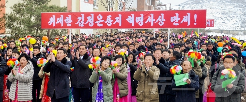 (평양 노동신문=뉴스1) = 북한 노동당 기관지 노동신문은 16일 "황해북도 서흥군과 상원군의 여러 농장마을에 새집들이 경사가 났다"라고 보도했다. [국내에서만 사용가능. 재배포 …