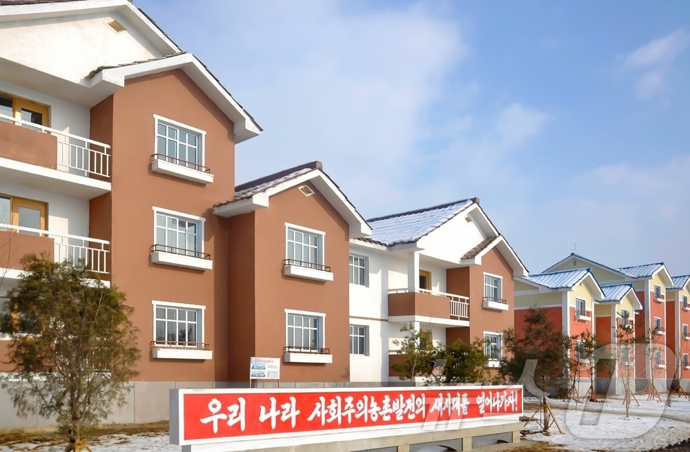 (평양 노동신문=뉴스1) = 북한 노동당 기관지 노동신문은 16일 "황해북도 서흥군과 상원군의 여러 농장마을에 새집들이 경사가 났다"라고 보도했다. [국내에서만 사용가능. 재배포 …