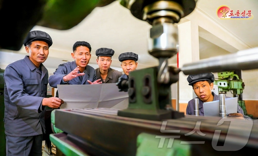 (평양 노동신문=뉴스1) = 북한 노동당 기관지 노동신문은 16일 삼지연시 농기계작업소를 조명하며 "현실에서 제기되는 기술적 문제 해결에 집체적인 지혜를 합쳐가고 있다"라고 보도했 …