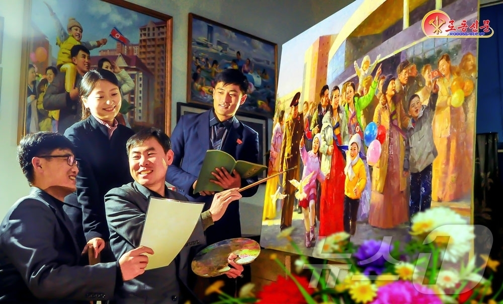 (평양 노동신문=뉴스1) = 북한 노동당 기관지 노동신문은 16일 평양시미술창작사에 있는 미술가들이 지방 발전 정책의 성과를 그림에 담아냈다고 보도했다. [국내에서만 사용가능. 재 …