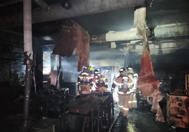 제주 서귀포 2층 건물서 화재…70대 여성 사망