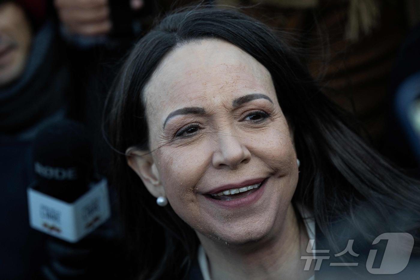 (워싱턴DC AFP=뉴스1) 류정민 특파원 = 베네수엘라 야권 지도자인 마리아 코리나 마차도가 15일(현지시간) 워싱턴DC에서 미국 상원 의원들과 회동 후 국회의사당을 떠나며 발언 …