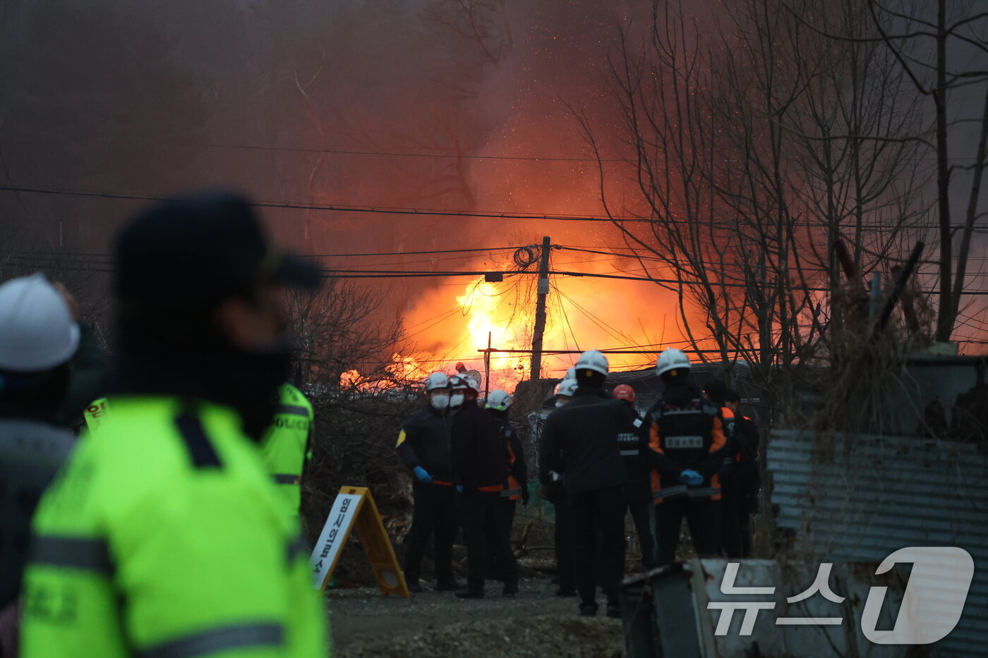 본문 이미지 - 16일 오전 서울 강남구 개포동 구룡마을에서 불이나 출동한 소방대원들이 진화작업을 벌이고 있다. 2026.1.16/뉴스1 ⓒ News1 김진환 기자