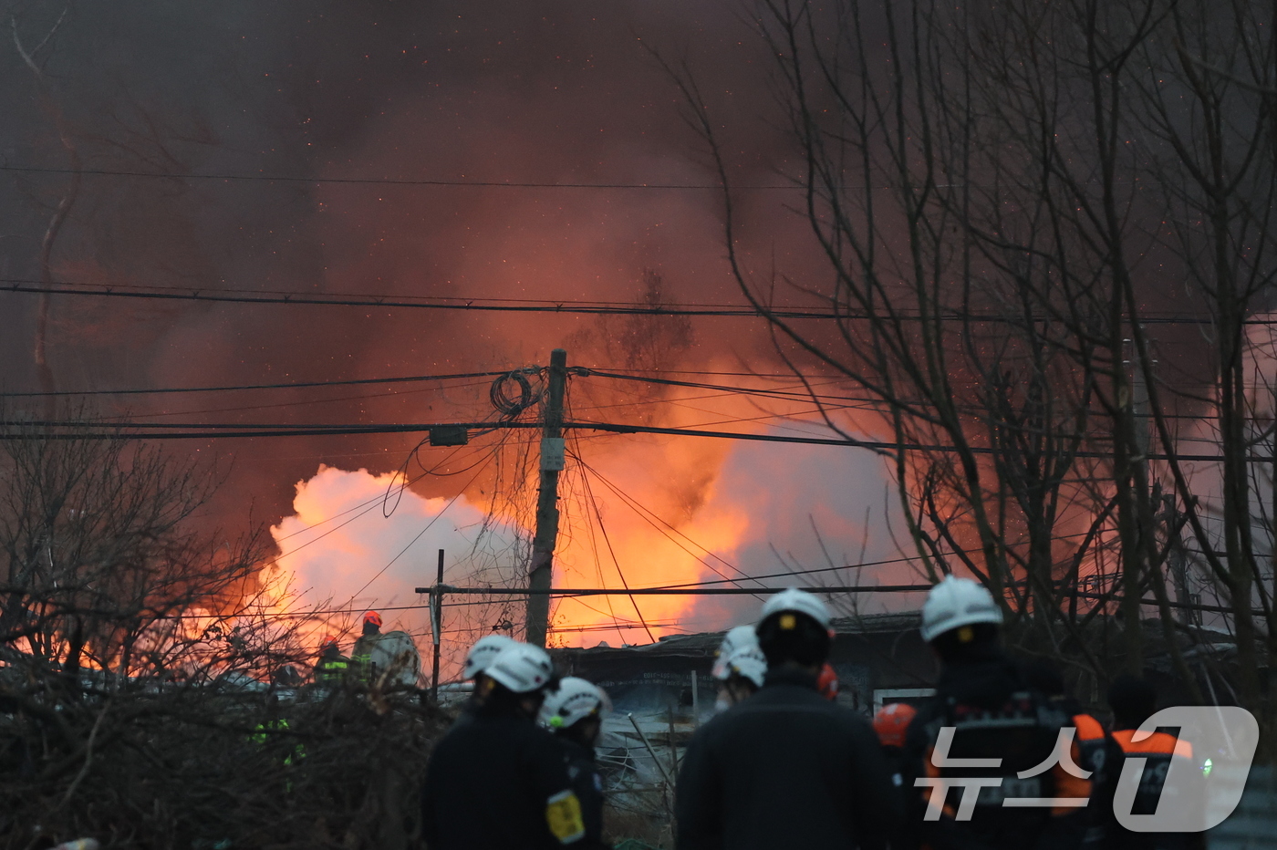 (서울=뉴스1) 김진환 기자 = 16일 오전 서울 강남구 개포동 구룡마을에서 불이나 출동한 소방대원들이 진화작업을 벌이고 있다. 2026.1.16/뉴스1