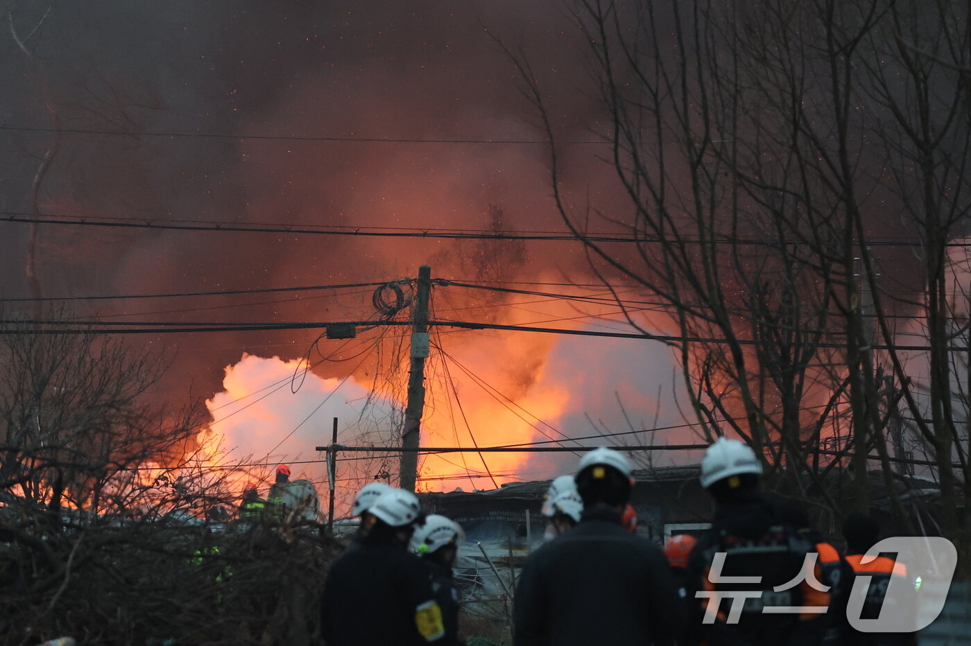 본문 이미지 - 16일 오전 서울 강남구 개포동 구룡마을에서 불이나 출동한 소방대원들이 진화작업을 벌이고 있다. 2026.1.16/뉴스1 ⓒ News1 김진환 기자