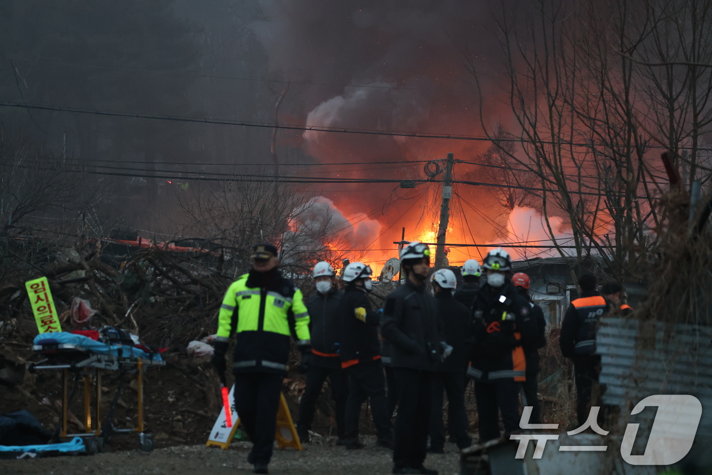 (서울=뉴스1) 김진환 기자 = 16일 오전 서울 강남구 개포동 구룡마을에서 불이나 소방대원들이 진화작업을 벌이고 있다. 2026.1.16/뉴스1