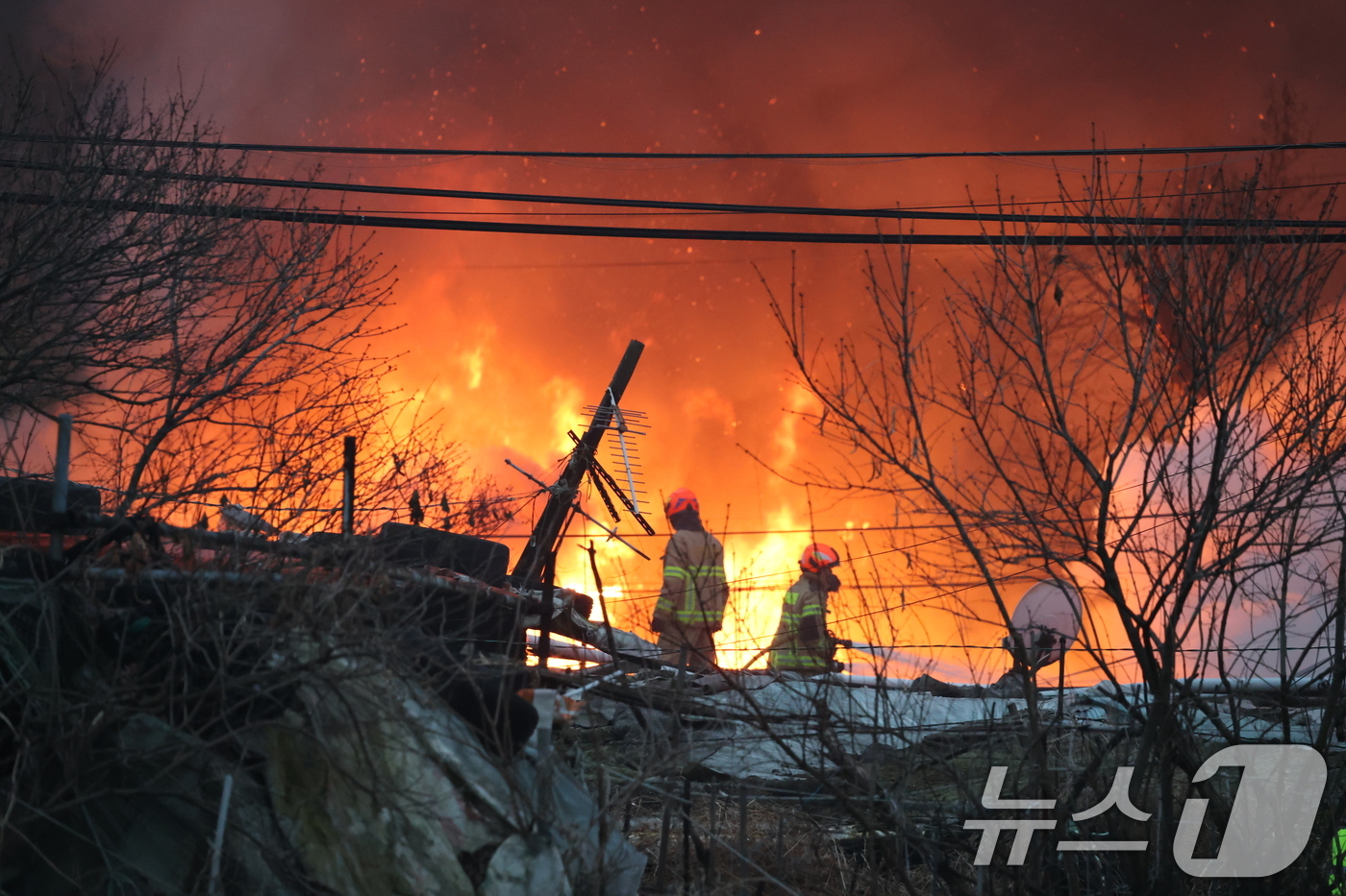 (서울=뉴스1) 김진환 기자 = 16일 오전 서울 강남구 개포동 구룡마을에서 불이나 출동한 소방대원들이 진화작업을 벌이고 있다. 2026.1.16/뉴스1