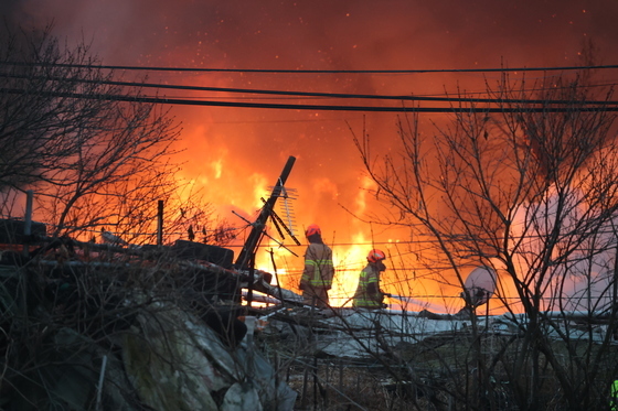 '구룡마을 화재' 진화 작업중