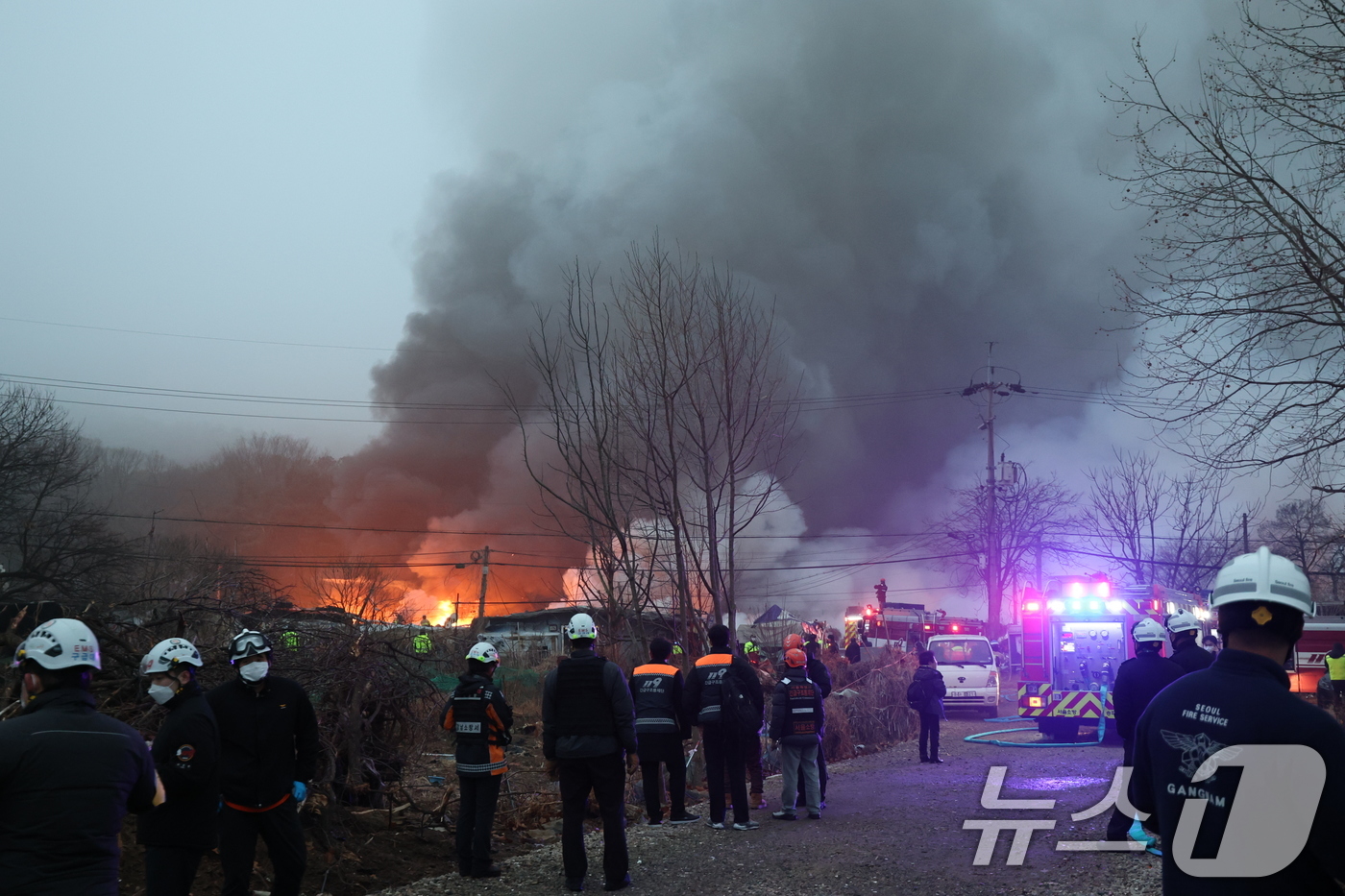 (서울=뉴스1) 김진환 기자 = 16일 오전 서울 강남구 개포동 구룡마을에서 불이나 출동한 소방대원들이 진화작업을 벌이고 있다. 2026.1.16/뉴스1