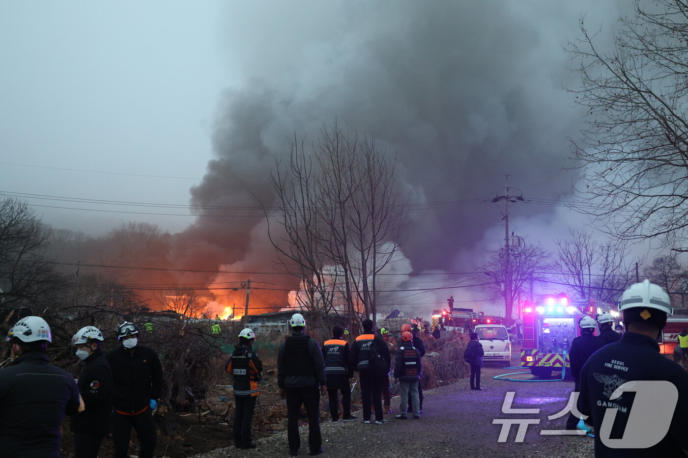 본문 이미지 - 16일 오전 서울 강남구 개포동 구룡마을에서 불이나 출동한 소방대원들이 진화작업을 벌이고 있다. 2026.1.16/뉴스1 ⓒ News1 김진환 기자