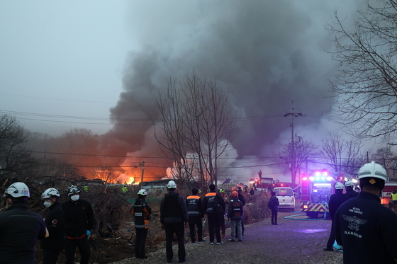구룡마을 화재…소방당국 진화중