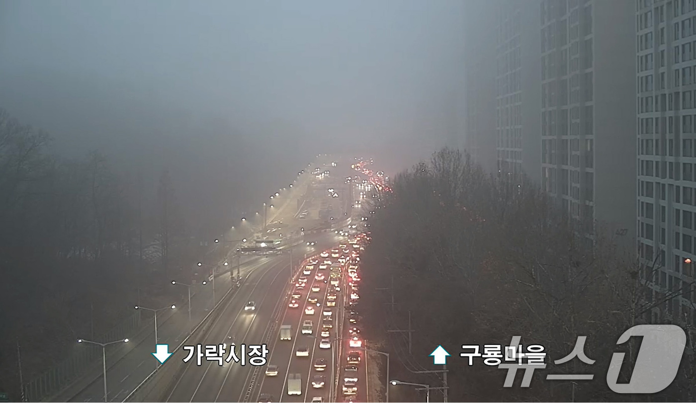 (서울=뉴스1) = 16일 오전 서울 강남구 개포동 구룡마을에서 불이 나 양재대로 주변이 연기로 자욱하다. 소방당국은 대응 1단계를 발령하고 진화작업을 벌이고 있다.화재 여파로 양 …