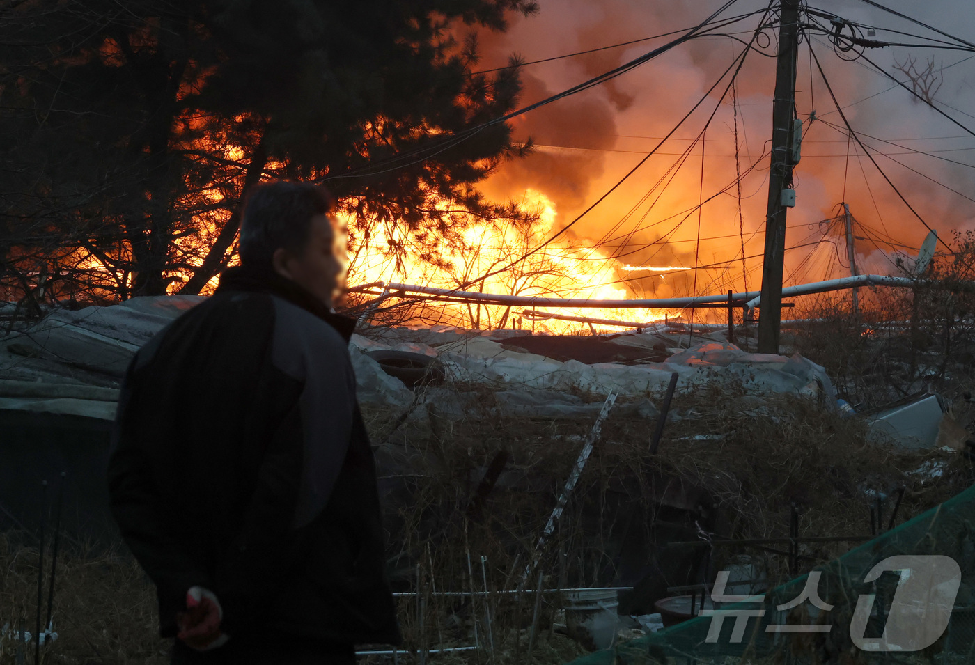 (서울=뉴스1 김진환 기자 = 16일 오전 서울 강남구 개포동 구룡마을에서 화재가 발생해 인근 주민이 현장을 바라보고 있다. 2026.1.16/뉴스1