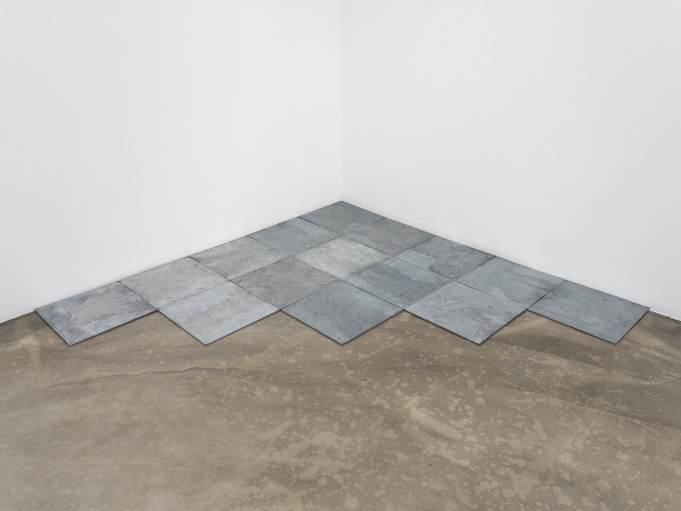 본문 이미지 - Carl Andre_2007_15 Ace Zinc Corner_zinc in fifteen parts_Courtesy of Gallery Baton, Maruani Mercier Gallery (갤러리바톤 제공)