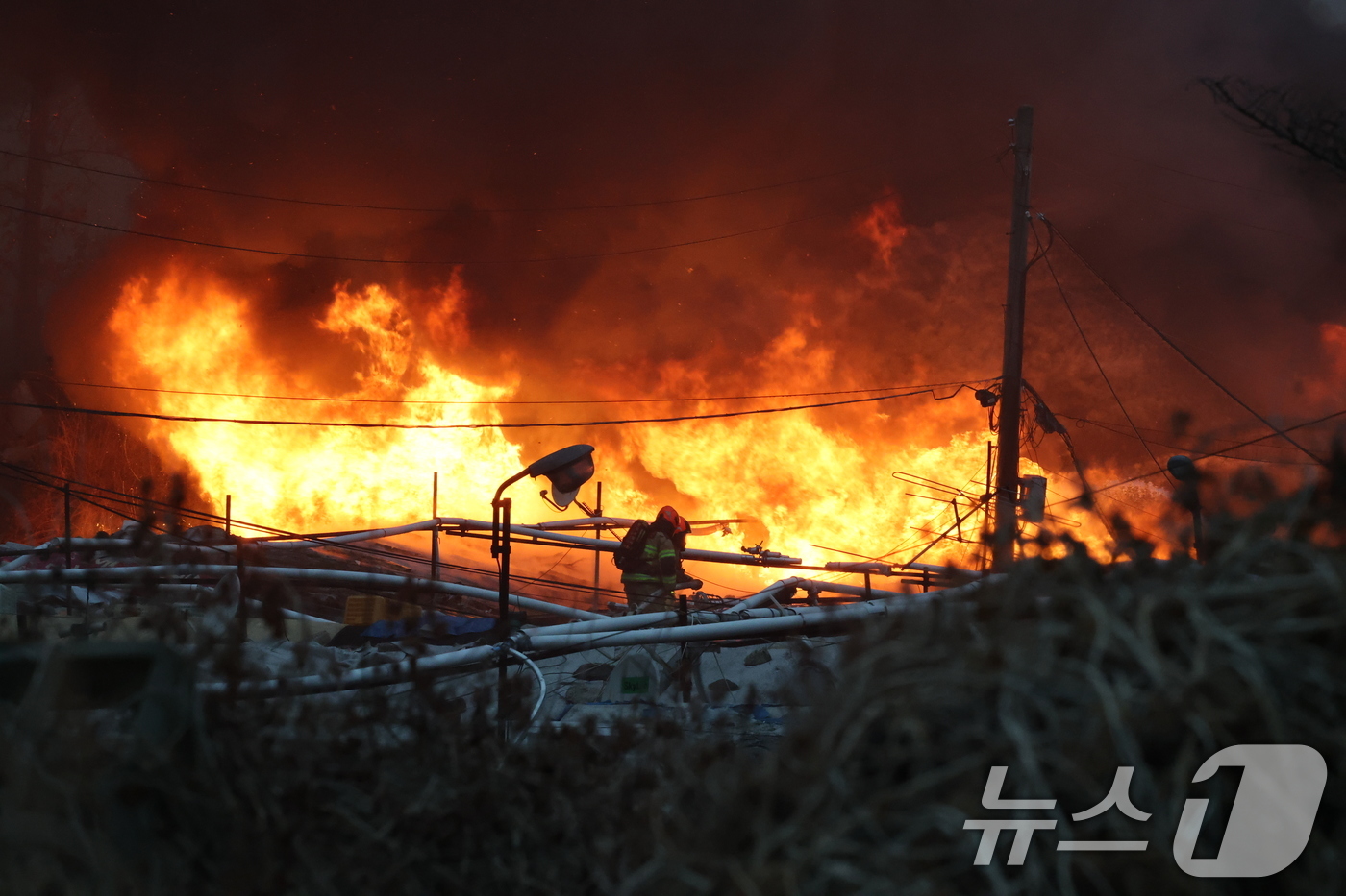 (서울=뉴스1) 김진환 기자 = 16일 오전 서울 강남구 개포동 구룡마을에서 불이나 출동한 소방대원들이 진화작업을 벌이고 있다. 2026.1.16/뉴스1