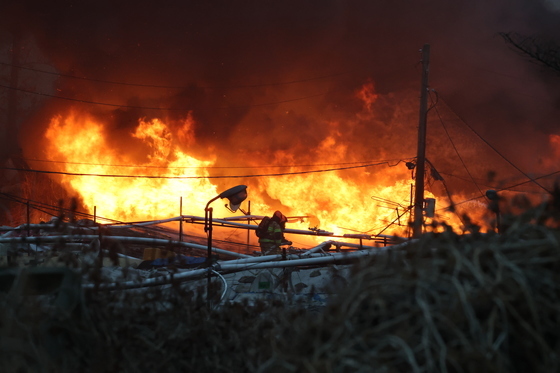'구룡마을 화재' 불과의 사투 벌이는 소방대원