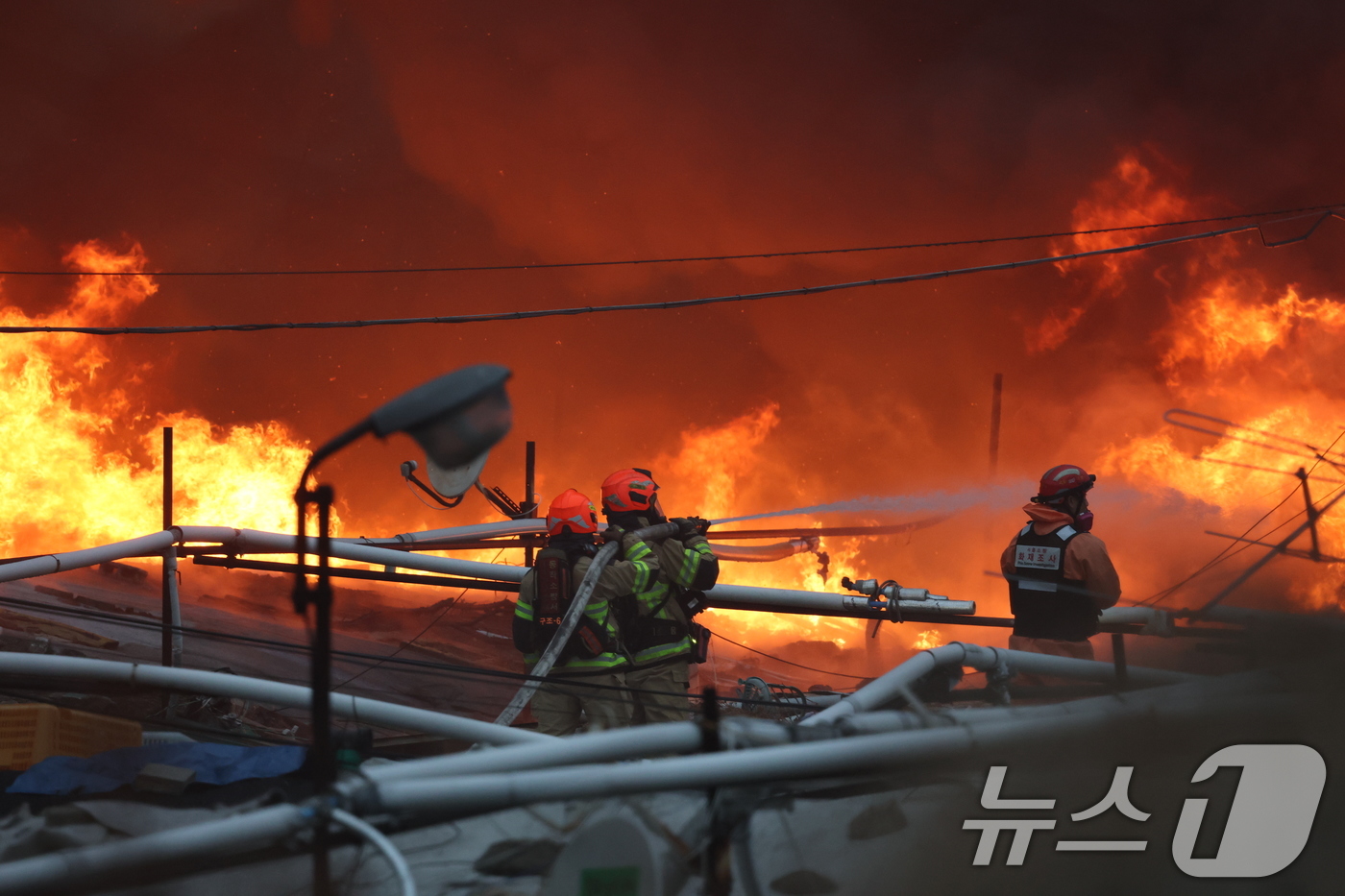 (서울=뉴스1) 김진환 기자 = 16일 오전 서울 강남구 개포동 구룡마을에서 불이나 출동한 소방대원들이 진화작업을 벌이고 있다. 2026.1.16/뉴스1